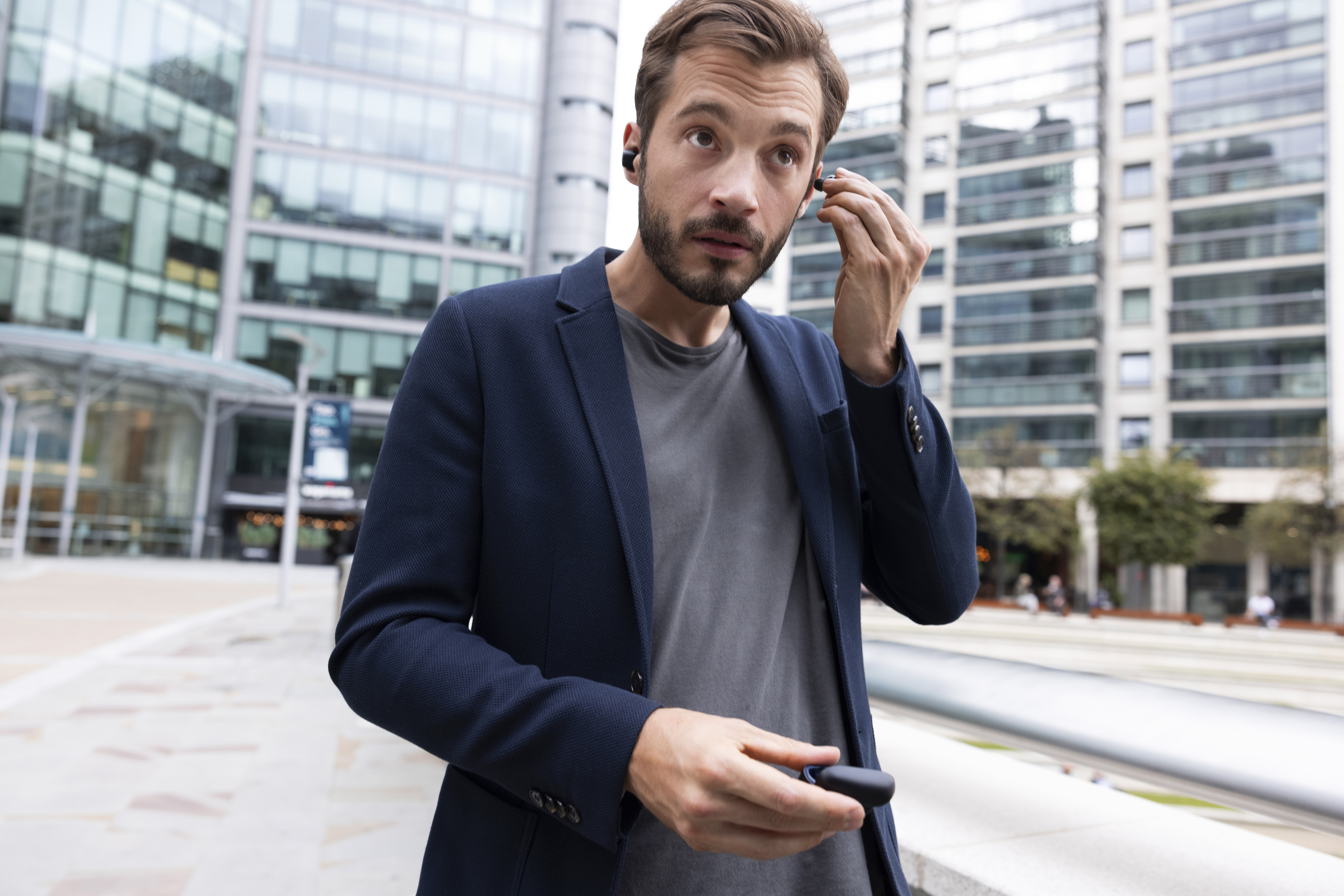 Professional holding the Nokia charging case